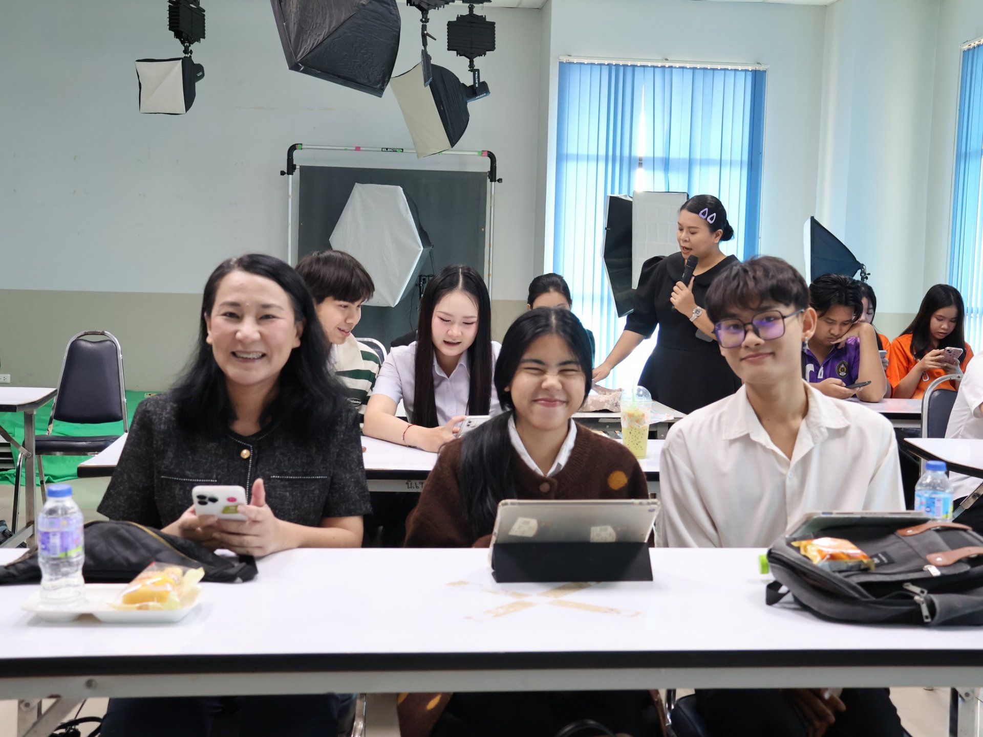 โครงการอบรมเชิงปฏิบัติการ เรื่อง “กลยุทธ์การใช้สื่อสังคมออนไลน์ เพื่อสร้างรายได้สำหรับผู้ประกอบการรุ่นใหม่” - รูปภาพ 1