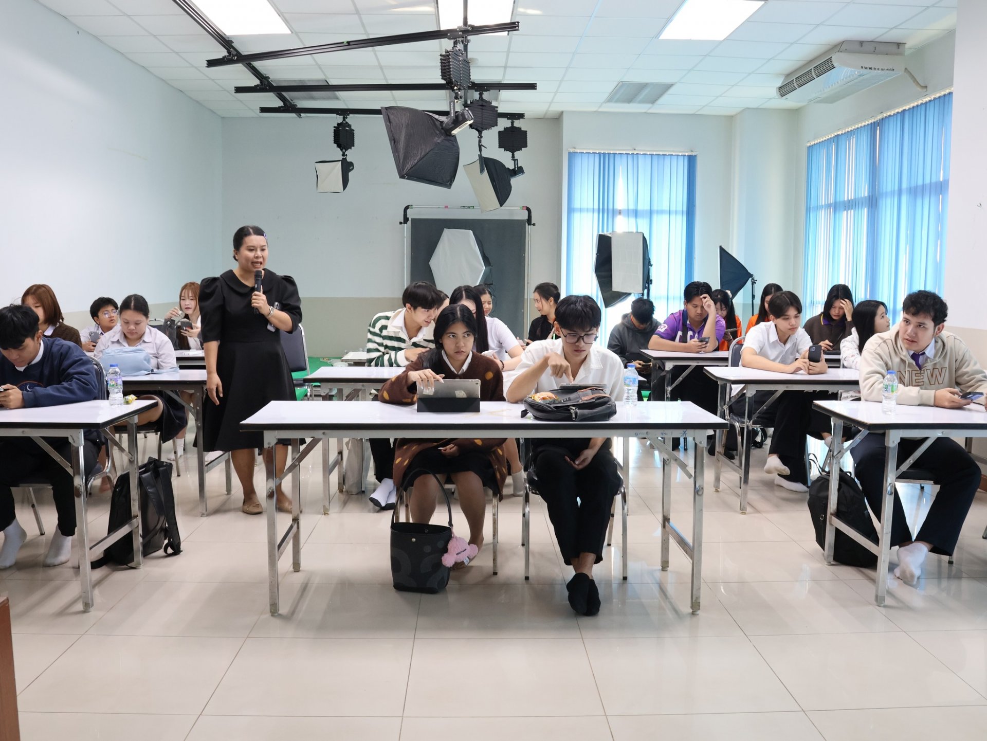 โครงการอบรมเชิงปฏิบัติการ เรื่อง “กลยุทธ์การใช้สื่อสังคมออนไลน์ เพื่อสร้างรายได้สำหรับผู้ประกอบการรุ่นใหม่” - รูปภาพ 2