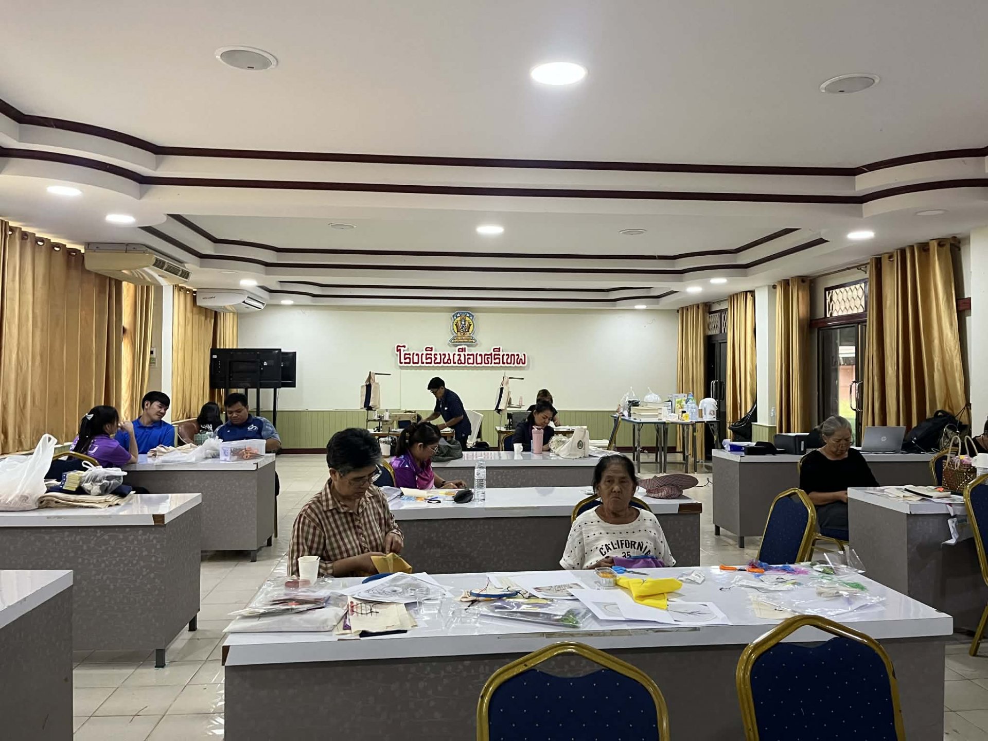 จัดโครงการการจัดการความรู้การพัฒนาภูมิปัญญาท้องถิ่นในการยกระดับผลิตภัณฑ์ผ้าทออำเภอศรีเทพ เพื่อจัดจำหน่ายเป็นผลิตภัณฑ์ของฝากที่ระลึก - รูปภาพ 3