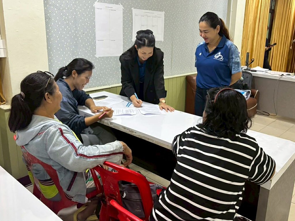 จัดโครงการการจัดการความรู้การพัฒนาภูมิปัญญาท้องถิ่นในการยกระดับผลิตภัณฑ์ผ้าทออำเภอศรีเทพ เพื่อจัดจำหน่ายเป็นผลิตภัณฑ์ของฝากที่ระลึก - รูปภาพ 4