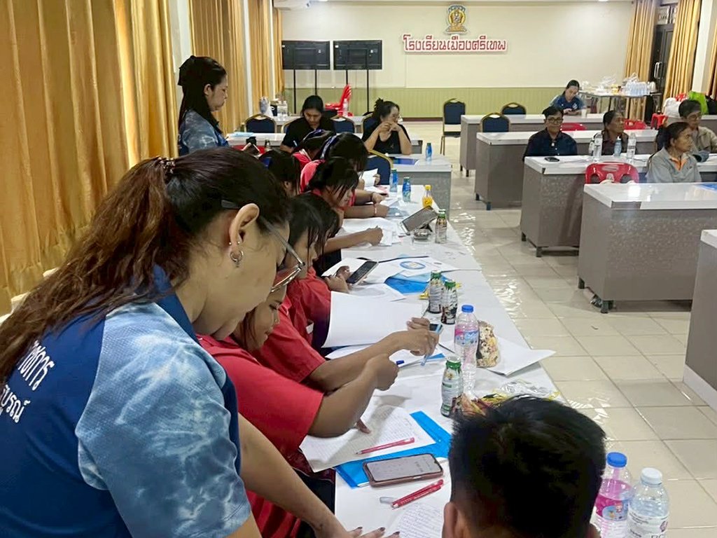 จัดโครงการการจัดการความรู้การพัฒนาภูมิปัญญาท้องถิ่นในการยกระดับผลิตภัณฑ์ผ้าทออำเภอศรีเทพ เพื่อจัดจำหน่ายเป็นผลิตภัณฑ์ของฝากที่ระลึก - รูปภาพ 7