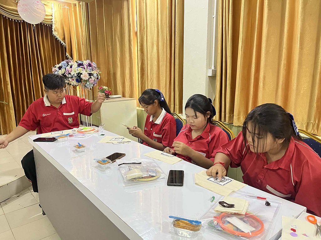 จัดโครงการการจัดการความรู้การพัฒนาภูมิปัญญาท้องถิ่นในการยกระดับผลิตภัณฑ์ผ้าทออำเภอศรีเทพ เพื่อจัดจำหน่ายเป็นผลิตภัณฑ์ของฝากที่ระลึก - รูปภาพ 8