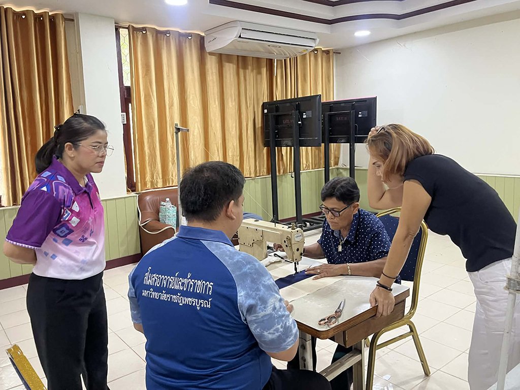 จัดโครงการการจัดการความรู้การพัฒนาภูมิปัญญาท้องถิ่นในการยกระดับผลิตภัณฑ์ผ้าทออำเภอศรีเทพ เพื่อจัดจำหน่ายเป็นผลิตภัณฑ์ของฝากที่ระลึก - รูปภาพ 9