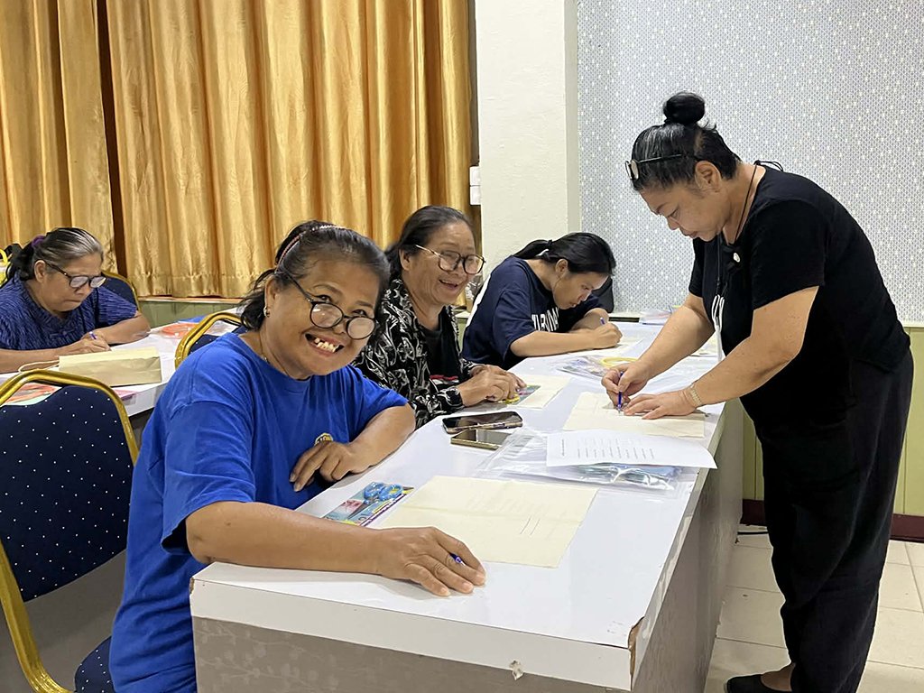 จัดโครงการการจัดการความรู้การพัฒนาภูมิปัญญาท้องถิ่นในการยกระดับผลิตภัณฑ์ผ้าทออำเภอศรีเทพ เพื่อจัดจำหน่ายเป็นผลิตภัณฑ์ของฝากที่ระลึก - รูปภาพ 10