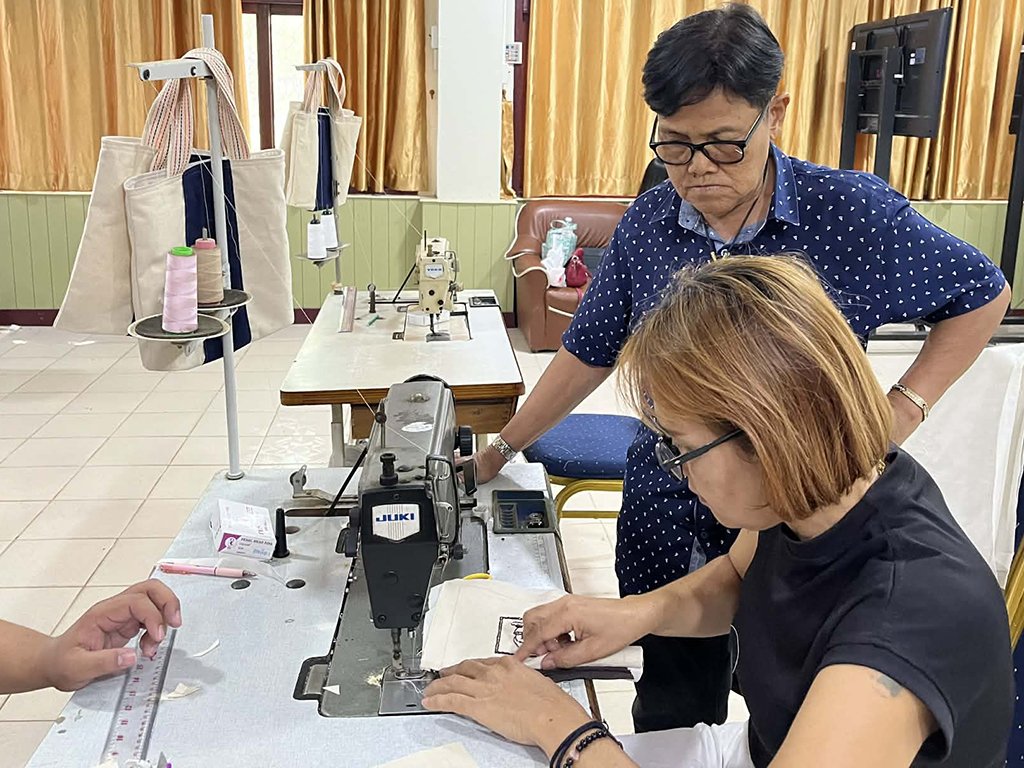 จัดโครงการการจัดการความรู้การพัฒนาภูมิปัญญาท้องถิ่นในการยกระดับผลิตภัณฑ์ผ้าทออำเภอศรีเทพ เพื่อจัดจำหน่ายเป็นผลิตภัณฑ์ของฝากที่ระลึก - รูปภาพ 11