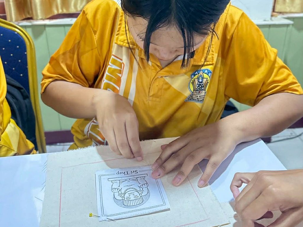 จัดโครงการการจัดการความรู้การพัฒนาภูมิปัญญาท้องถิ่นในการยกระดับผลิตภัณฑ์ผ้าทออำเภอศรีเทพ เพื่อจัดจำหน่ายเป็นผลิตภัณฑ์ของฝากที่ระลึก - รูปภาพ 12