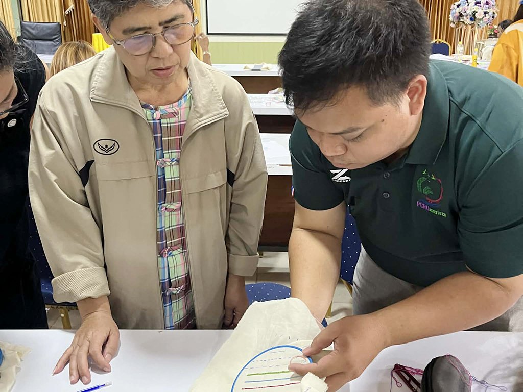 จัดโครงการการจัดการความรู้การพัฒนาภูมิปัญญาท้องถิ่นในการยกระดับผลิตภัณฑ์ผ้าทออำเภอศรีเทพ เพื่อจัดจำหน่ายเป็นผลิตภัณฑ์ของฝากที่ระลึก - รูปภาพ 13