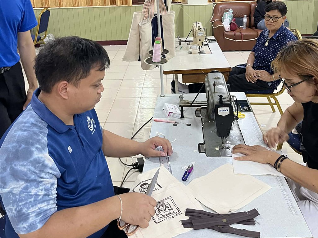 จัดโครงการการจัดการความรู้การพัฒนาภูมิปัญญาท้องถิ่นในการยกระดับผลิตภัณฑ์ผ้าทออำเภอศรีเทพ เพื่อจัดจำหน่ายเป็นผลิตภัณฑ์ของฝากที่ระลึก - รูปภาพ 14