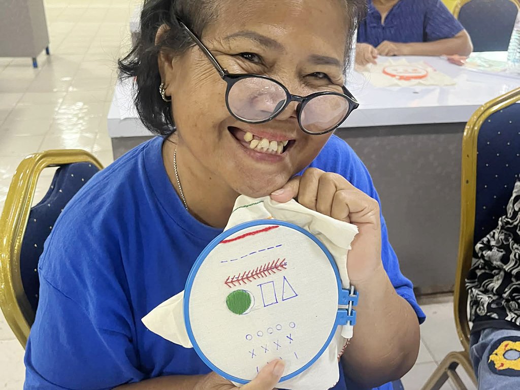 จัดโครงการการจัดการความรู้การพัฒนาภูมิปัญญาท้องถิ่นในการยกระดับผลิตภัณฑ์ผ้าทออำเภอศรีเทพ เพื่อจัดจำหน่ายเป็นผลิตภัณฑ์ของฝากที่ระลึก - รูปภาพ 16