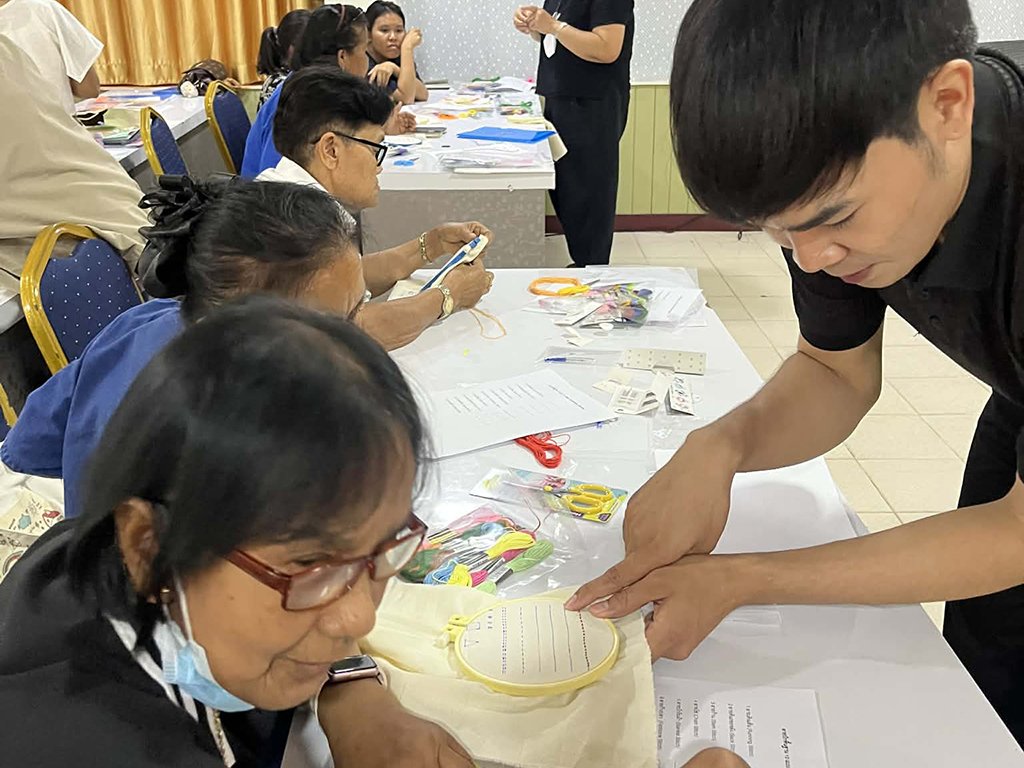 จัดโครงการการจัดการความรู้การพัฒนาภูมิปัญญาท้องถิ่นในการยกระดับผลิตภัณฑ์ผ้าทออำเภอศรีเทพ เพื่อจัดจำหน่ายเป็นผลิตภัณฑ์ของฝากที่ระลึก - รูปภาพ 17