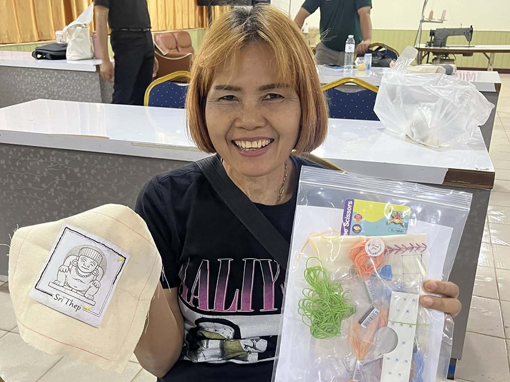 จัดโครงการการจัดการความรู้การพัฒนาภูมิปัญญาท้องถิ่นในการยกระดับผลิตภัณฑ์ผ้าทออำเภอศรีเทพ เพื่อจัดจำหน่ายเป็นผลิตภัณฑ์ของฝากที่ระลึก - รูปภาพ 18