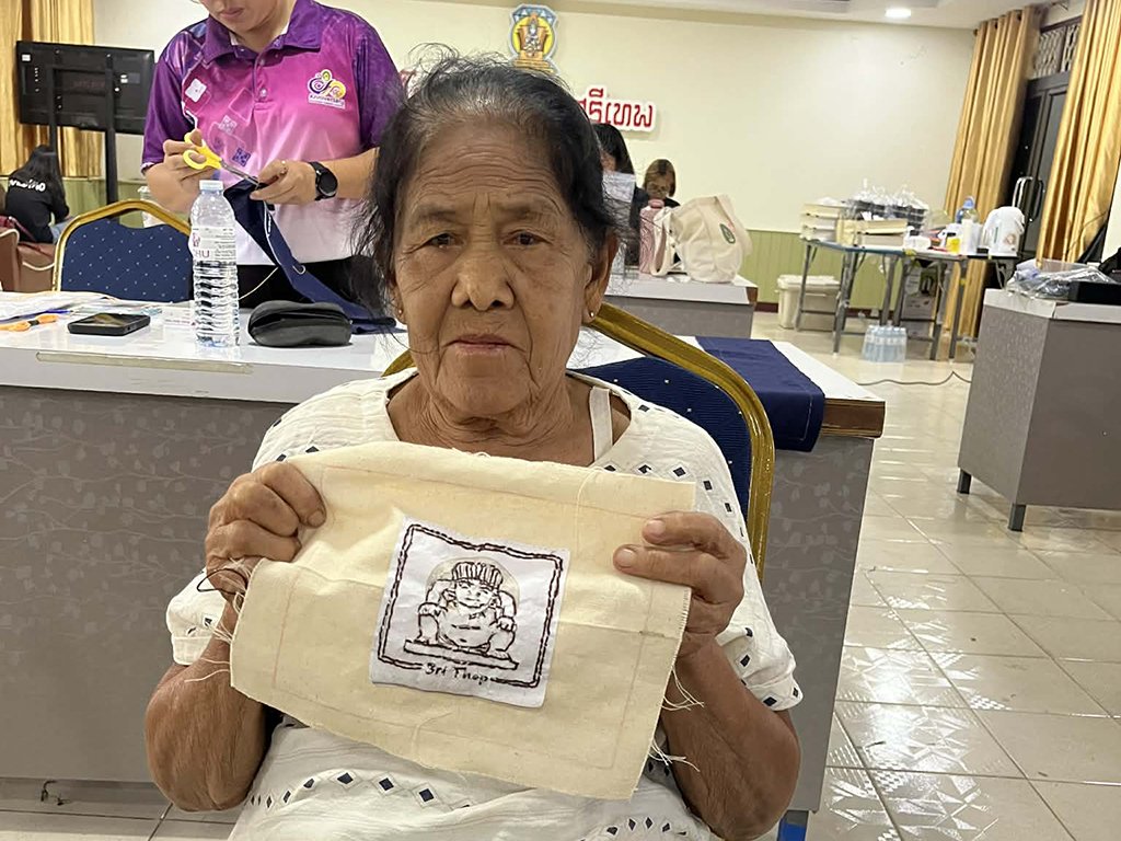 จัดโครงการการจัดการความรู้การพัฒนาภูมิปัญญาท้องถิ่นในการยกระดับผลิตภัณฑ์ผ้าทออำเภอศรีเทพ เพื่อจัดจำหน่ายเป็นผลิตภัณฑ์ของฝากที่ระลึก - รูปภาพ 20