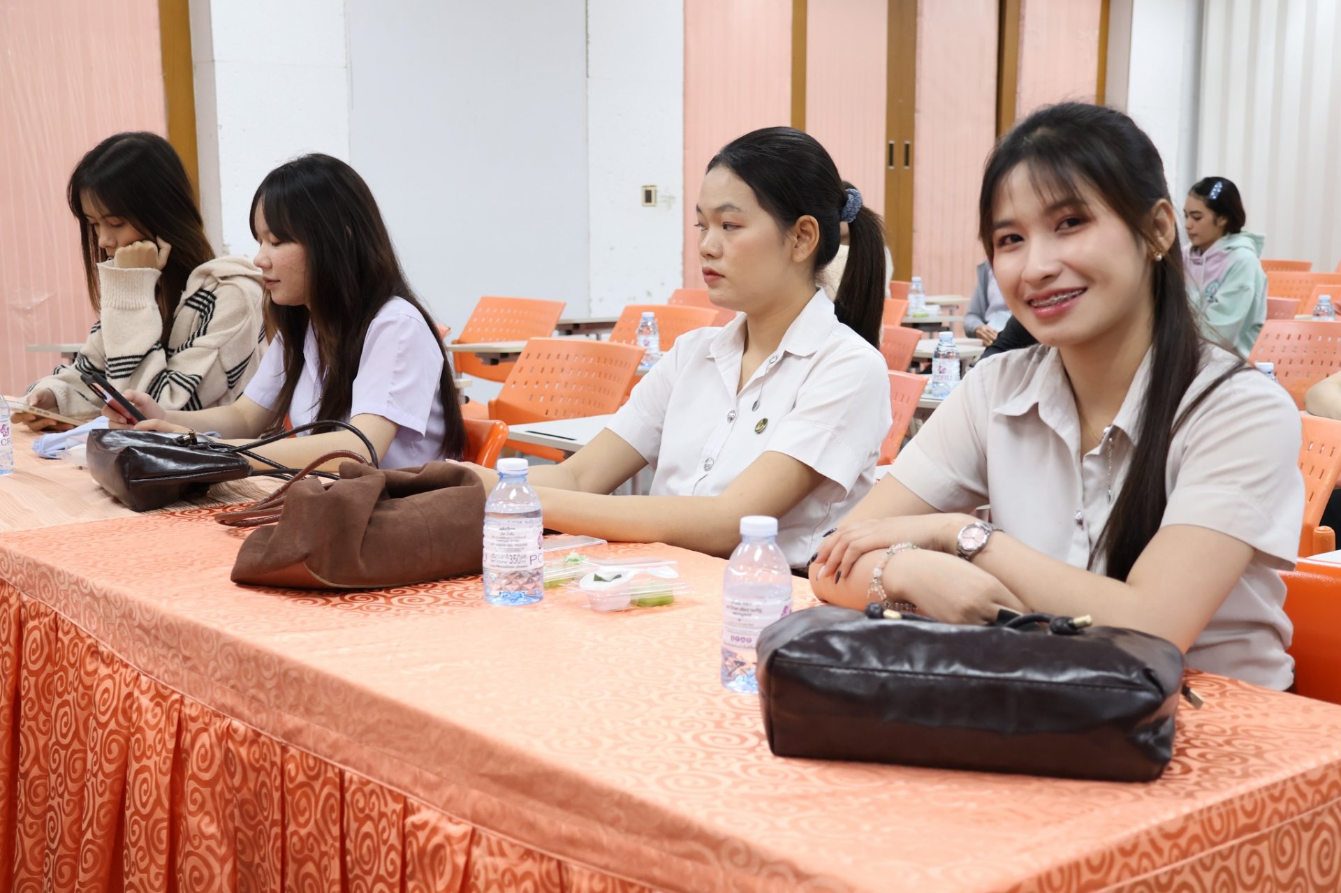 โครงการอบรมการยกระดับสมรรถนะทักษะด้านดิจิทัลและการประยุกต์ใช้เทคโนโลยีปัญญาประดิษฐ์ (AI) ของประชากรกลุ่มวัยเรียนระดับอุดมศึกษา (คณะวิทยาการจัดการ) - รูปภาพ 10