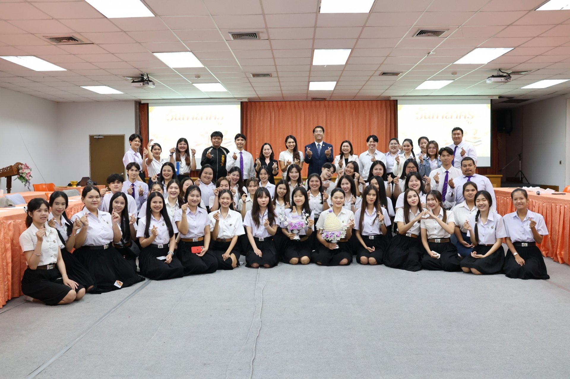 "วันทา ลาครู" สาขาวิชาการจัดการ - รูปภาพ 1