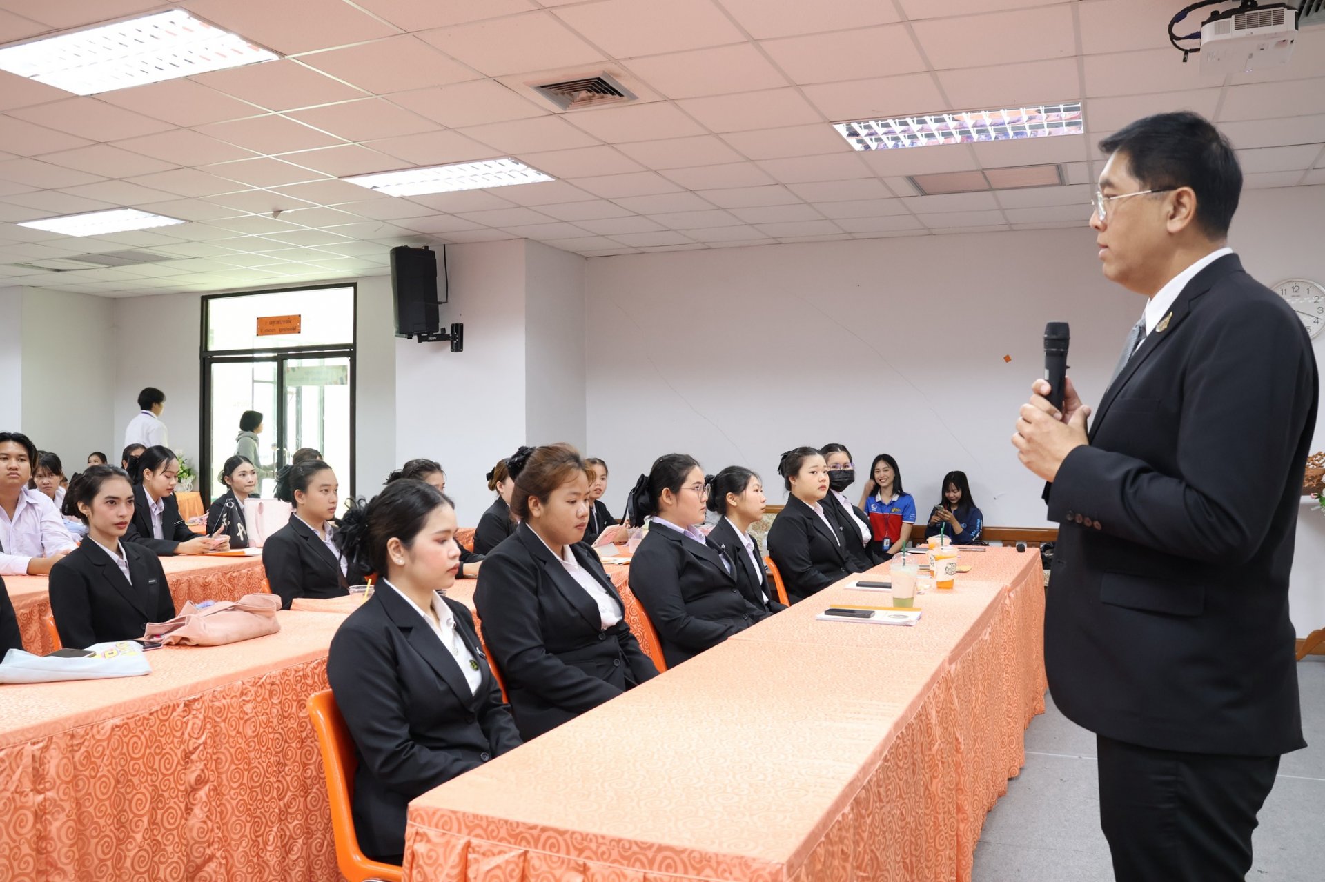 โครงการปัจฉิมนิเทศนักศึกษา ชั้นปีที่ 4 สาขาวิชาการตลาด ประจำปีการศึกษา 2568 - รูปภาพ 61
