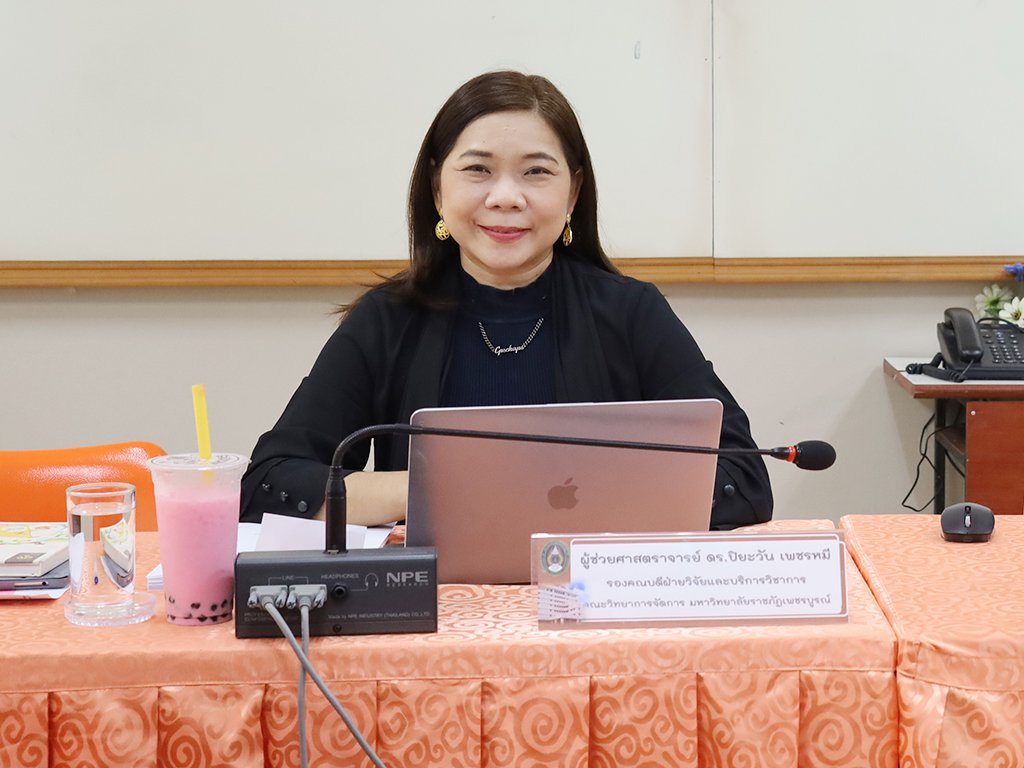 การประชุมวิพากษ์หลักสูตรโดยผู้ทรงคุณวุฒิภายนอก หลักสูตรบริหารธุรกิจดุษฎีบัณฑิต สาขาวิชาบริหารธุรกิจ (หลักสูตรใหม่ พ.ศ. 2570) - รูปภาพ 4