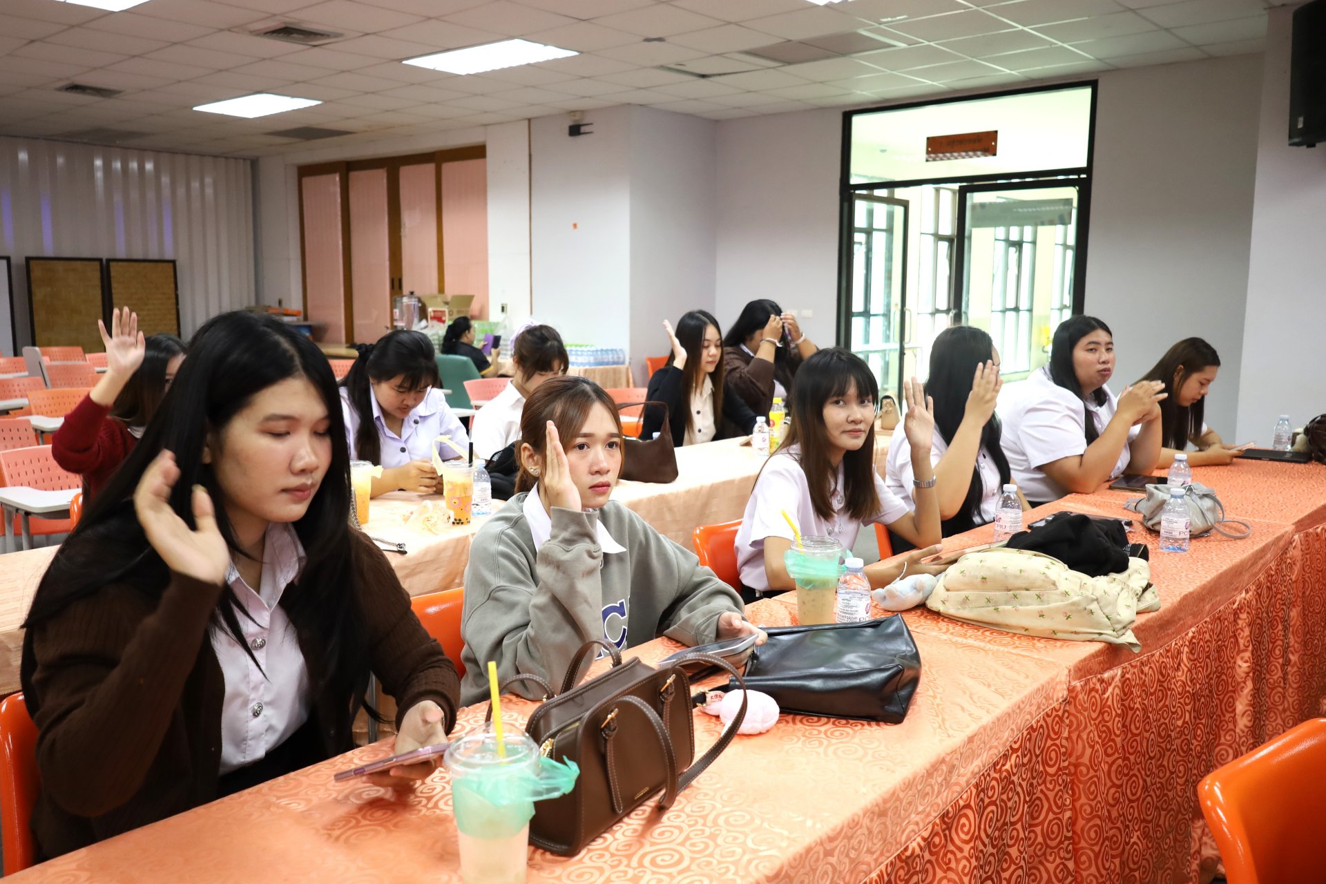 โครงการอบรมการยกระดับสมรรถนะทักษะด้านดิจิทัลและการประยุกต์ใช้เทคโนโลยีปัญญาประดิษฐ์ (AI) ของประชากรกลุ่มวัยเรียนระดับอุดมศึกษา คณะวิทยาการจัดการ สำหรับนักศึกษาชั้นปีที่ 4 - รูปภาพ 8