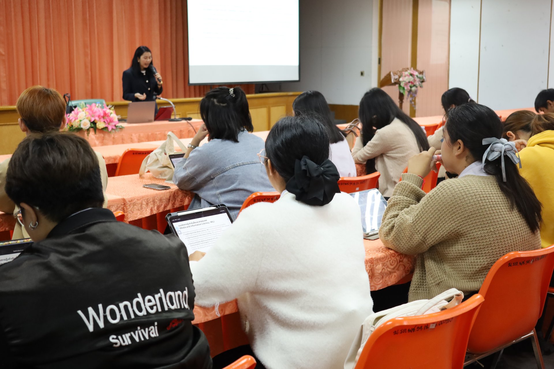 โครงการอบรมการยกระดับสมรรถนะทักษะด้านดิจิทัลและการประยุกต์ใช้เทคโนโลยีปัญญาประดิษฐ์ (AI) ของประชากรกลุ่มวัยเรียนระดับอุดมศึกษา คณะวิทยาการจัดการ สำหรับนักศึกษาชั้นปีที่ 4 - รูปภาพ 9