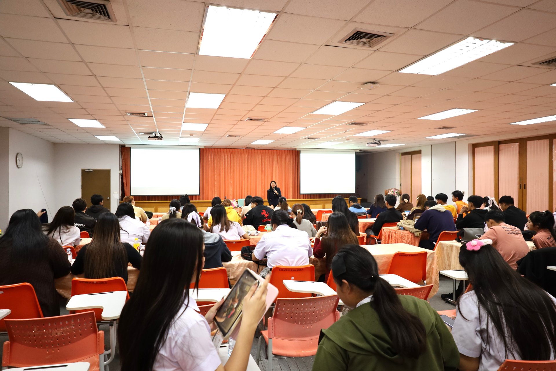 โครงการอบรมการยกระดับสมรรถนะทักษะด้านดิจิทัลและการประยุกต์ใช้เทคโนโลยีปัญญาประดิษฐ์ (AI) ของประชากรกลุ่มวัยเรียนระดับอุดมศึกษา คณะวิทยาการจัดการ สำหรับนักศึกษาชั้นปีที่ 4 - รูปภาพ 11