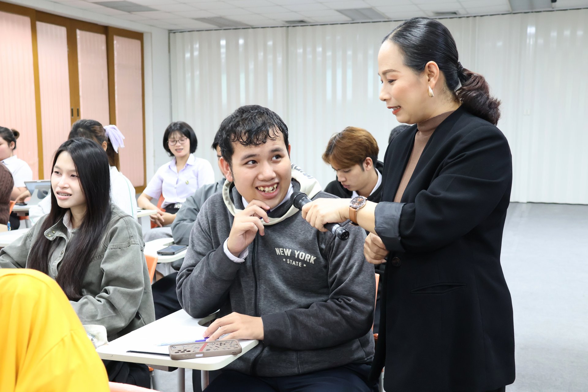 โครงการอบรมเสริมสร้างภาพลักษณ์และเตรียมความพร้อมสู่บัณฑิตคุณภาพ มุ่งสู่ตลาดแรงงาน คณะวิทยาการจัดการ - รูปภาพ 9