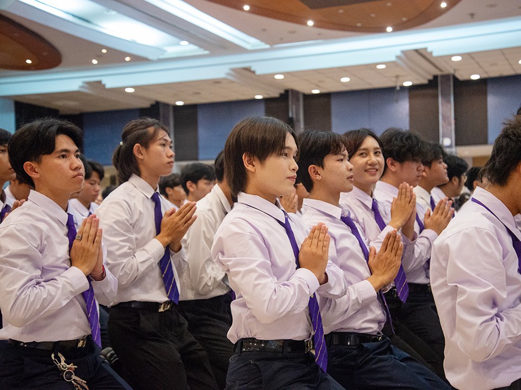 พิธีรับเครื่องหมายตราสัญลักษณ์ประจำมหาวิทยาลัย ประจำปีการศึกษา 2569 สำหรับนักศึกษาชั้นปีที่ 1 - รูปภาพ 17