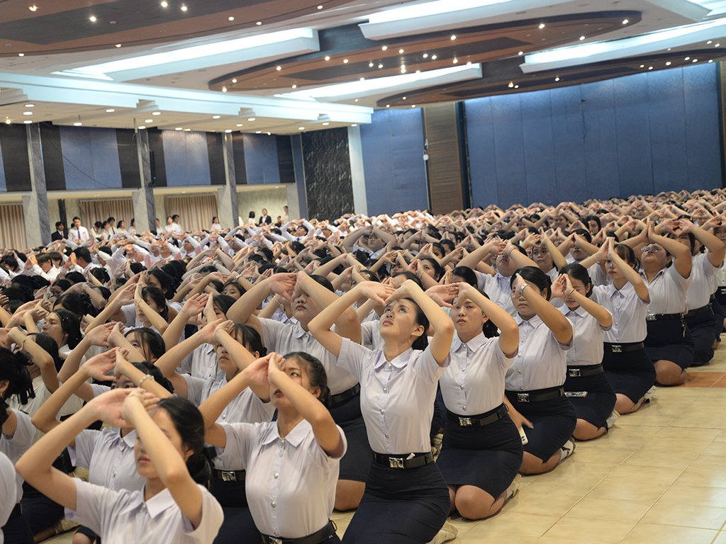 พิธีรับเครื่องหมายตราสัญลักษณ์ประจำมหาวิทยาลัย ประจำปีการศึกษา 2569 สำหรับนักศึกษาชั้นปีที่ 1 - รูปภาพ 23