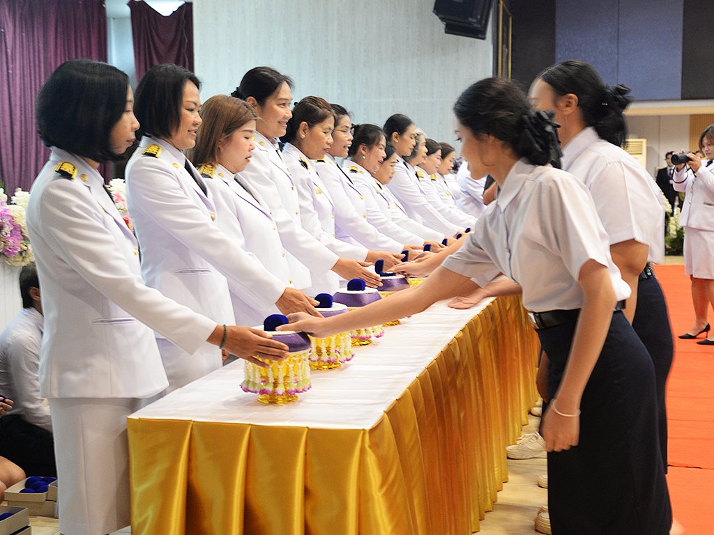 พิธีรับเครื่องหมายตราสัญลักษณ์ประจำมหาวิทยาลัย ประจำปีการศึกษา 2569 สำหรับนักศึกษาชั้นปีที่ 1 - รูปภาพ 28