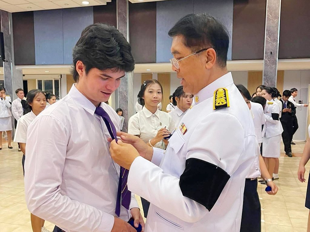 พิธีรับเครื่องหมายตราสัญลักษณ์ประจำมหาวิทยาลัย ประจำปีการศึกษา 2569 สำหรับนักศึกษาชั้นปีที่ 1 - รูปภาพ 30