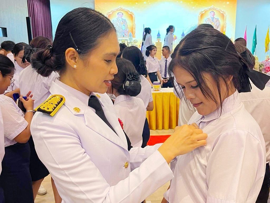 พิธีรับเครื่องหมายตราสัญลักษณ์ประจำมหาวิทยาลัย ประจำปีการศึกษา 2569 สำหรับนักศึกษาชั้นปีที่ 1 - รูปภาพ 31