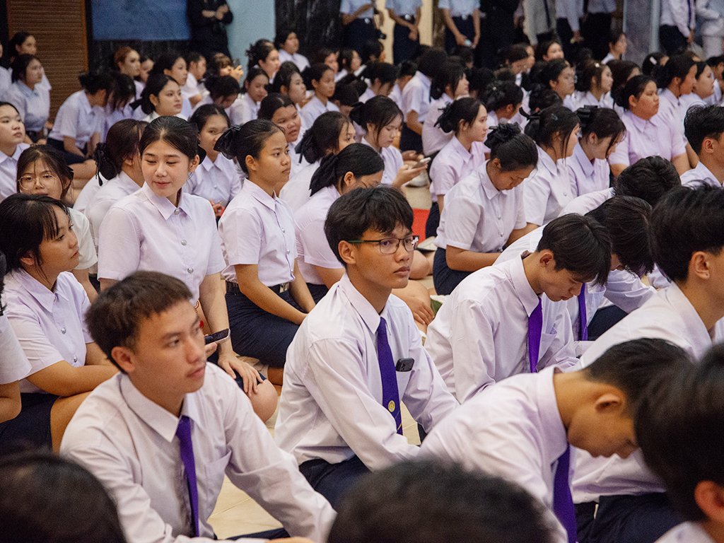 พิธีรับเครื่องหมายตราสัญลักษณ์ประจำมหาวิทยาลัย ประจำปีการศึกษา 2569 สำหรับนักศึกษาชั้นปีที่ 1 - รูปภาพ 36