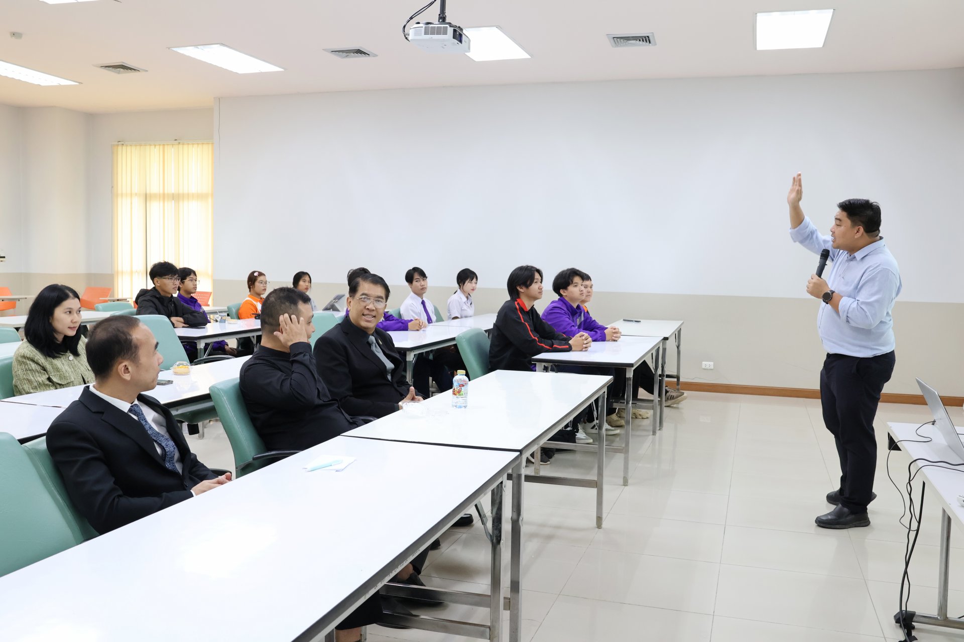 โครงการอบรมการแลกเปลี่ยนเรียนรู้การถอดบทเรียนผลการประเมิน AUN-QA เพื่อยกระดับคุณภาพหลักสูตรของคณะวิทยาการจัดการ - รูปภาพ 9