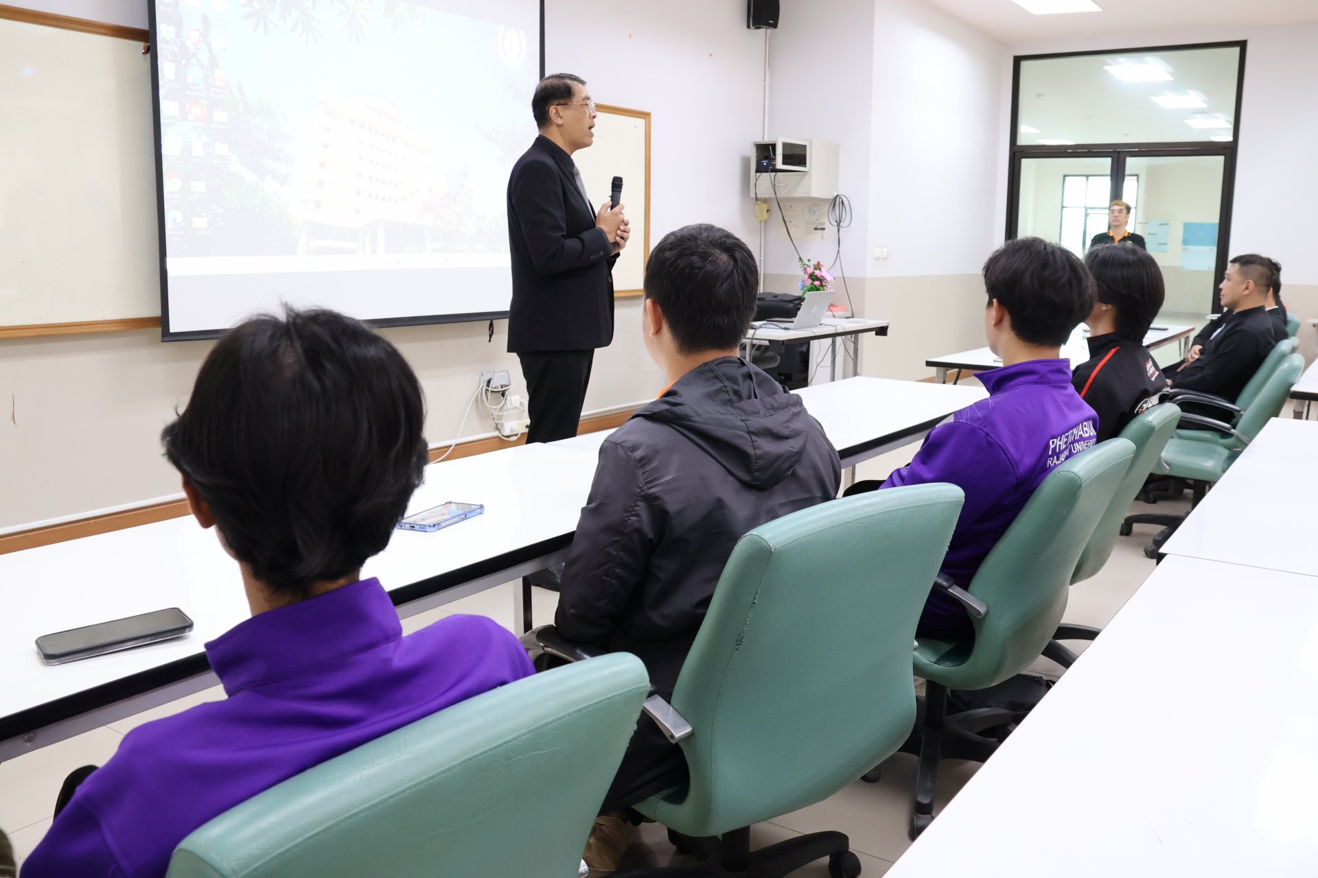 โครงการอบรมการแลกเปลี่ยนเรียนรู้การถอดบทเรียนผลการประเมิน AUN-QA เพื่อยกระดับคุณภาพหลักสูตรของคณะวิทยาการจัดการ - รูปภาพ 17