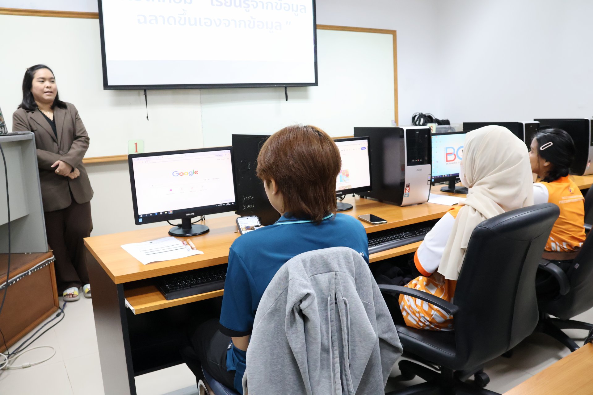 โครงการอบรมเชิงปฏิบัติการ เรื่อง “การประยุกต์ใช้ปัญญาประดิษฐ์ (AI) ในงานบริหารทรัพยากรบุคคล และจริยริธรรมในการใช้ AI สำหรับนักศึกษาสาขาวิชาการบริหารและเทคโนโลยีทรัพยากรบุคคล” - รูปภาพ 3