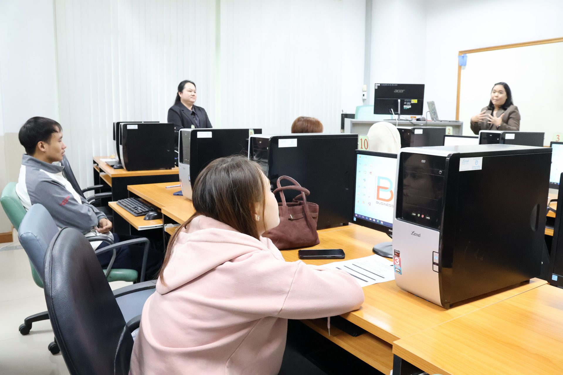 โครงการอบรมเชิงปฏิบัติการ เรื่อง “การประยุกต์ใช้ปัญญาประดิษฐ์ (AI) ในงานบริหารทรัพยากรบุคคล และจริยริธรรมในการใช้ AI สำหรับนักศึกษาสาขาวิชาการบริหารและเทคโนโลยีทรัพยากรบุคคล” - รูปภาพ 8