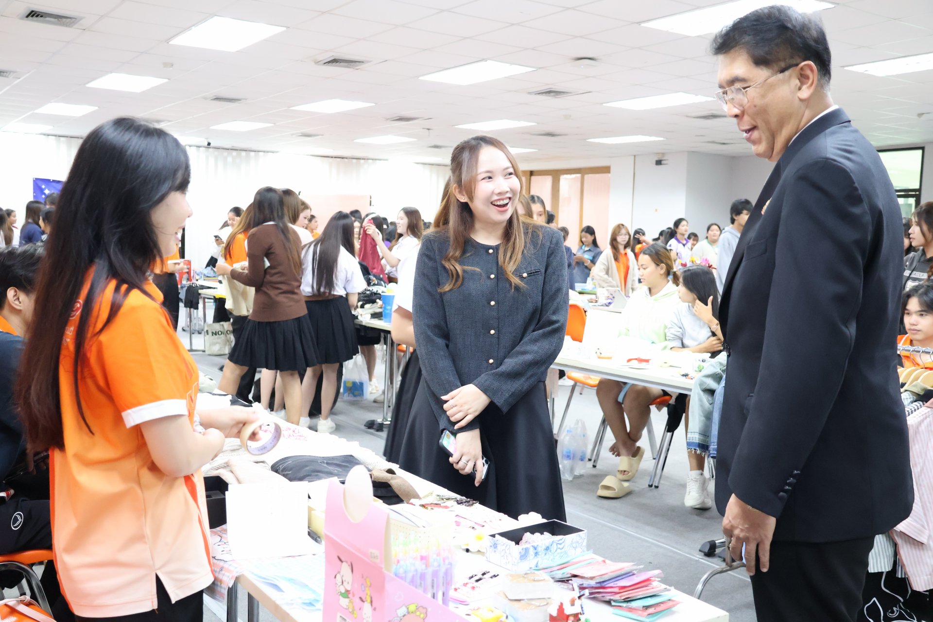 โครงการส่งเสริมทักษะการเป็นผู้ประกอบการ SECOND HAND แดนมหัศจรรย์ ตลาดนัดของมือสอง - รูปภาพ 11