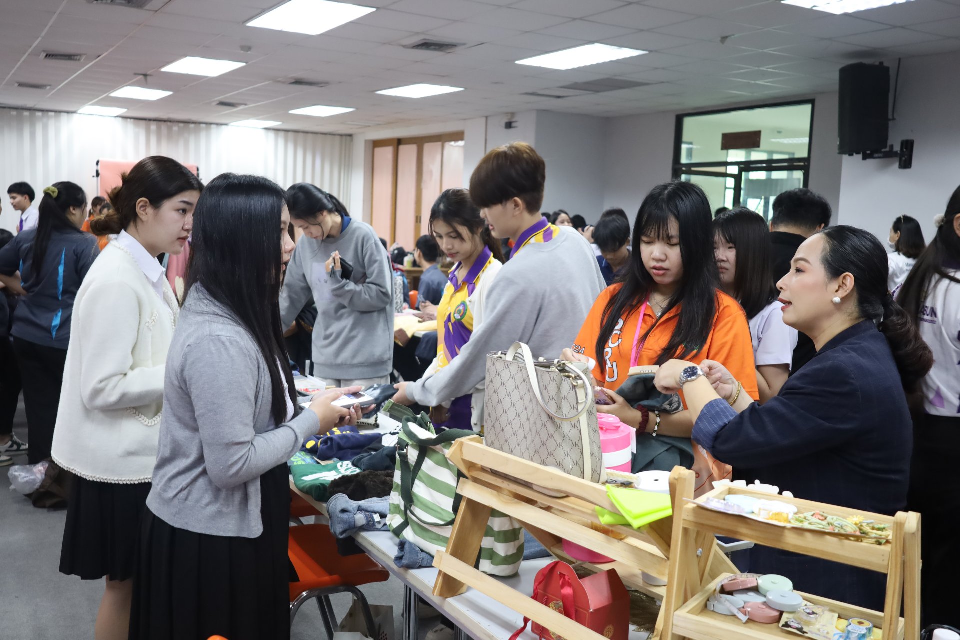โครงการส่งเสริมทักษะการเป็นผู้ประกอบการ SECOND HAND แดนมหัศจรรย์ ตลาดนัดของมือสอง - รูปภาพ 40